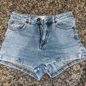 Bullhead denim co Jean mom short. Size: 5. Worn multiple times